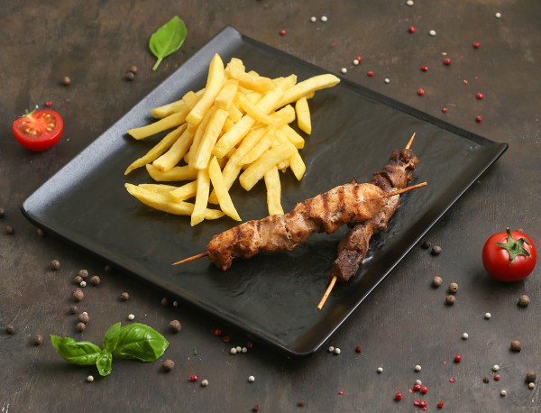 Ассорти куриного и свиного шашлыка на шпажках, подается с картофелем фри