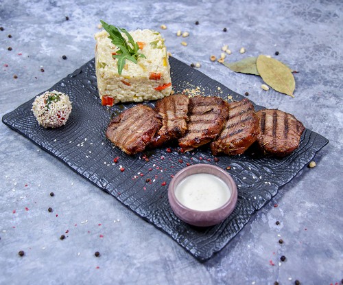 Стейк с соусом рокфор