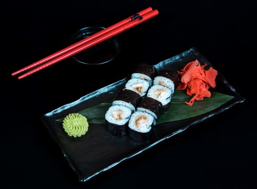 Маки с угрем